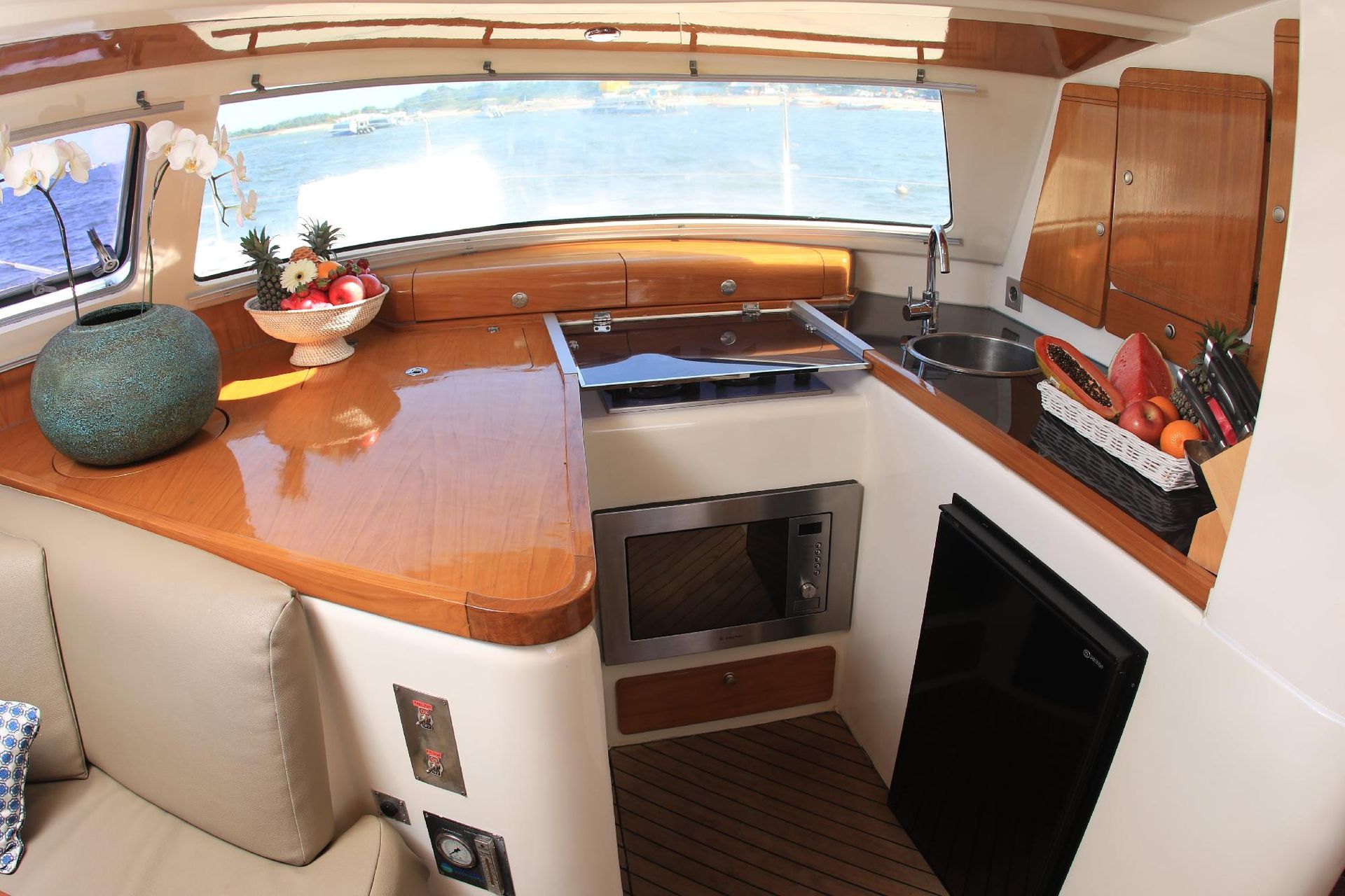 Catamaran 43 8
